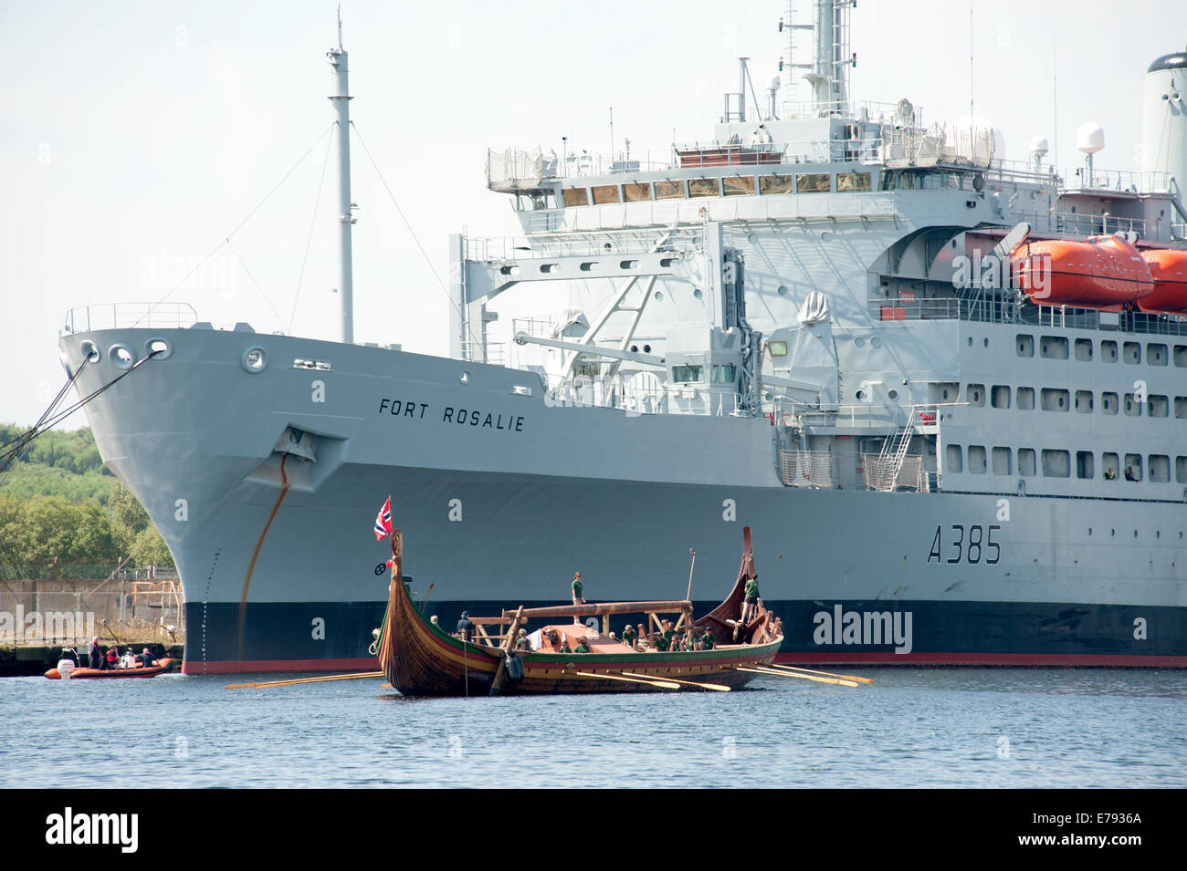Viking Longboat neben riesige Schiff der königlichen Marine Stockfoto