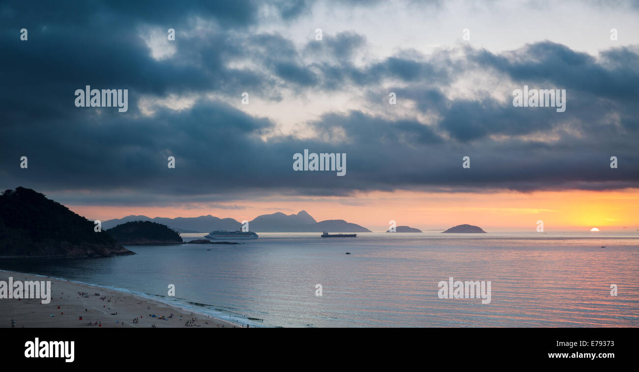 Schiffe betreten und verlassen die Bucht im Morgengrauen mit der Copacabana, Rio De Janeiro, Brasilien Stockfoto