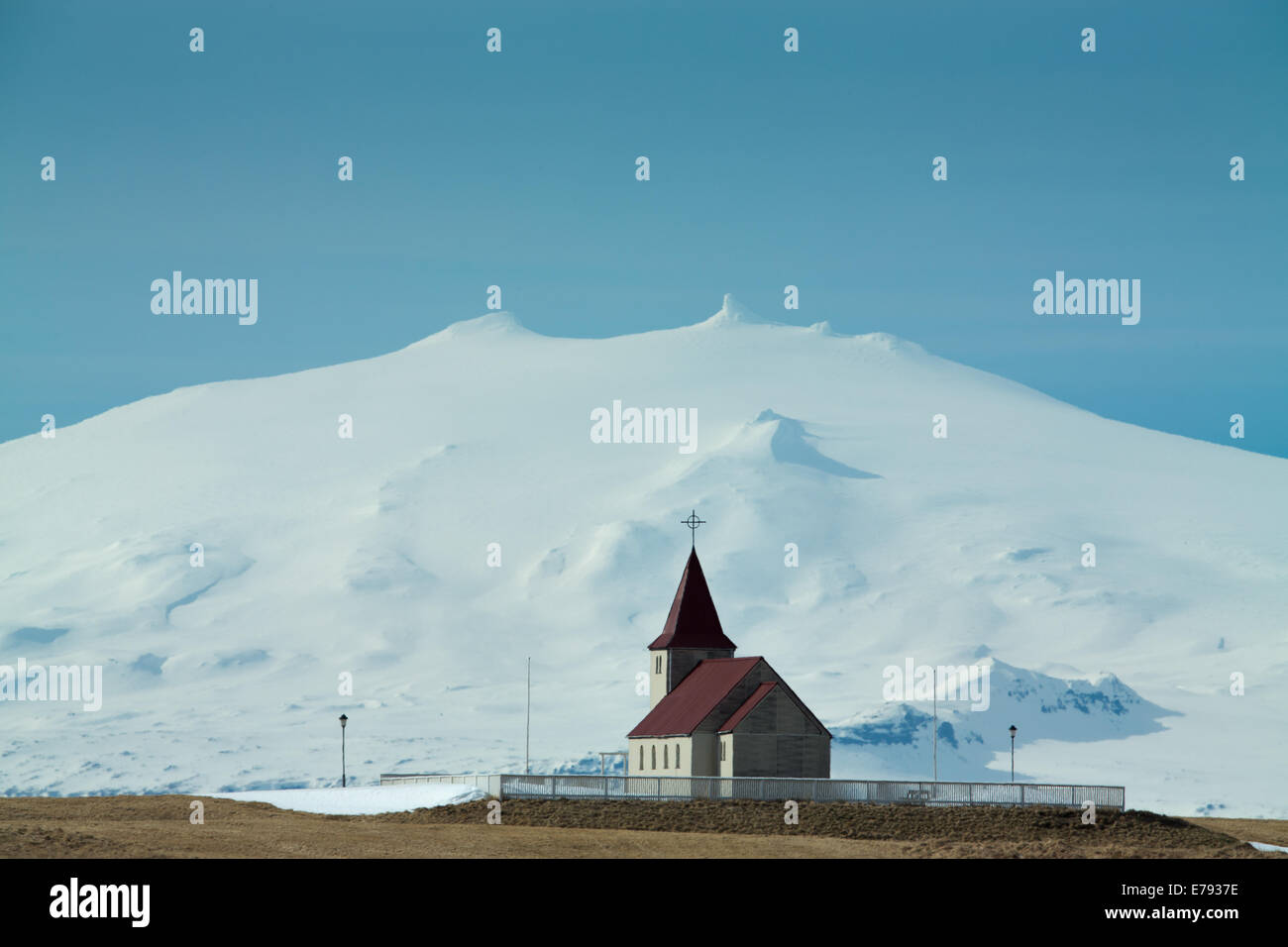 die Kirche am Stadastaour mit der Snæfellsjökull über West-Island Stockfoto