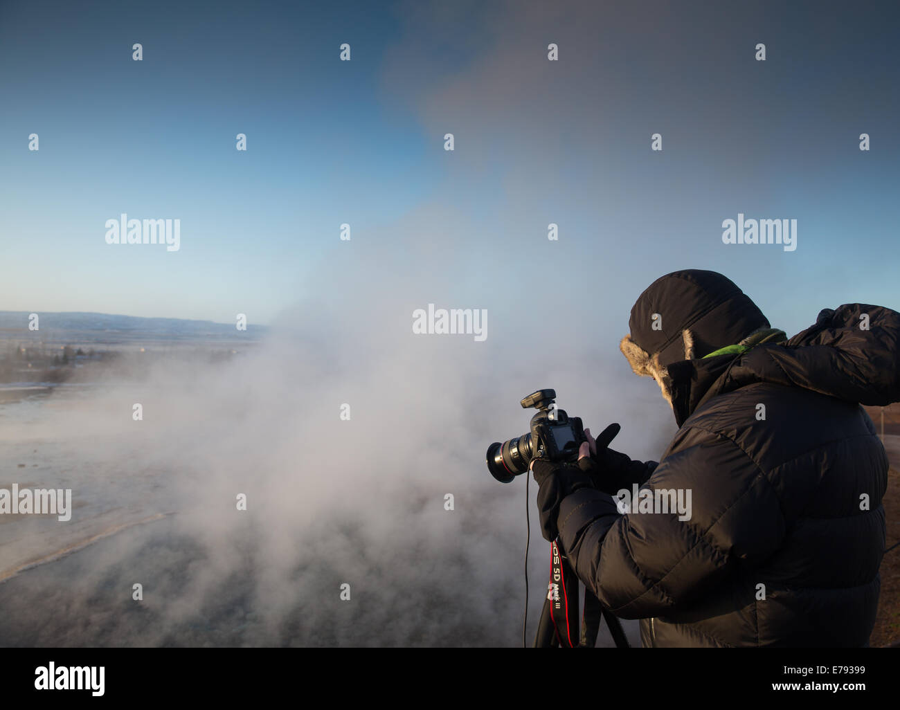die Workshop-Gruppe schießen auf Geysir im Morgengrauen, Island Stockfoto