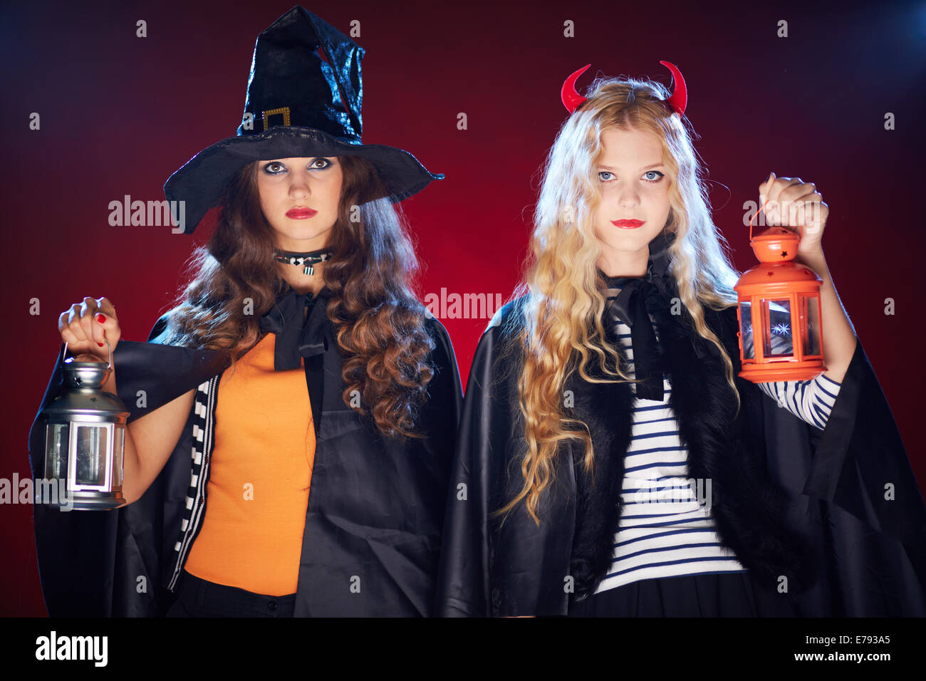 Halloween Mädchen in schwarzen Umhängen mit Laternen Stockfoto