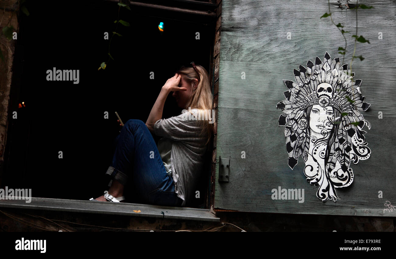 Mädchen im Café Hackescher Markt Stockfoto