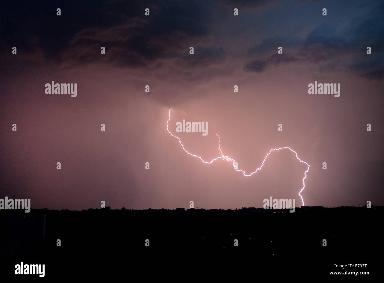 Blitz am Nachthimmel über dem Horizont Stockfoto