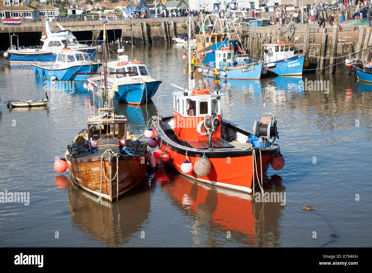 Angelboote/Fischerboote im Hafen von West Bay, Bridport, Dorset, England Stockfoto