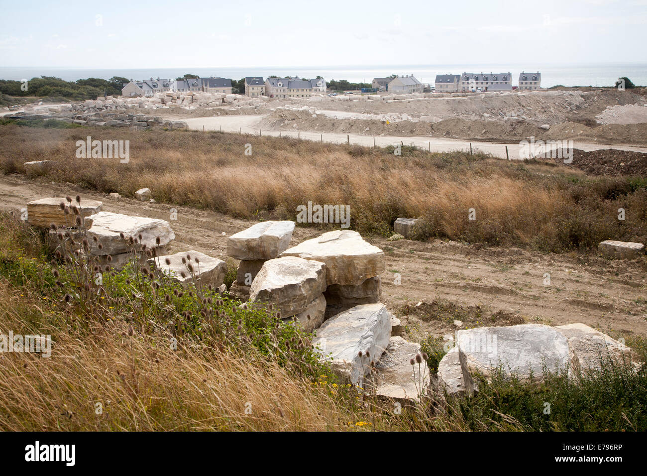 Steinbruch arbeiten und neue Wohnungen gebaut mit lokalem Stein, Isle of Portland, Dorset, England Stockfoto