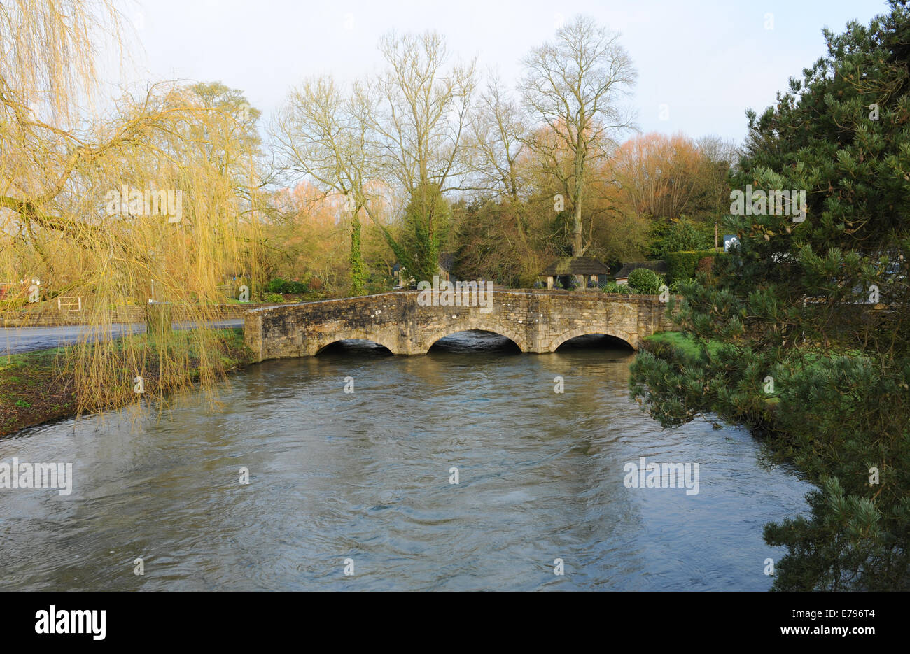Die alte Steinbrücke in der sehr beliebte Ferienanlage in Cotswolds Bibury, Gloucestershire, England, Großbritannien Stockfoto