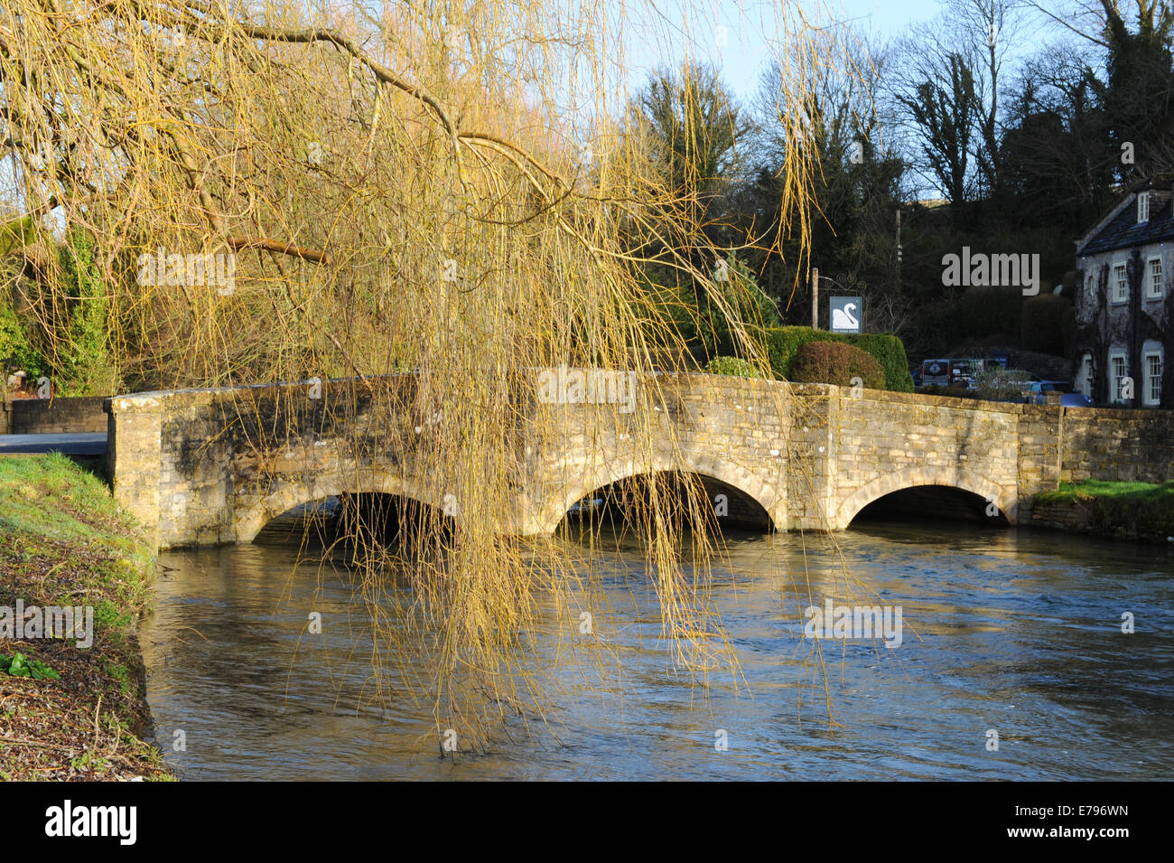 Die alte Steinbrücke in der sehr beliebte Ferienanlage in Cotswolds Bibury, Gloucestershire, England, Großbritannien Stockfoto