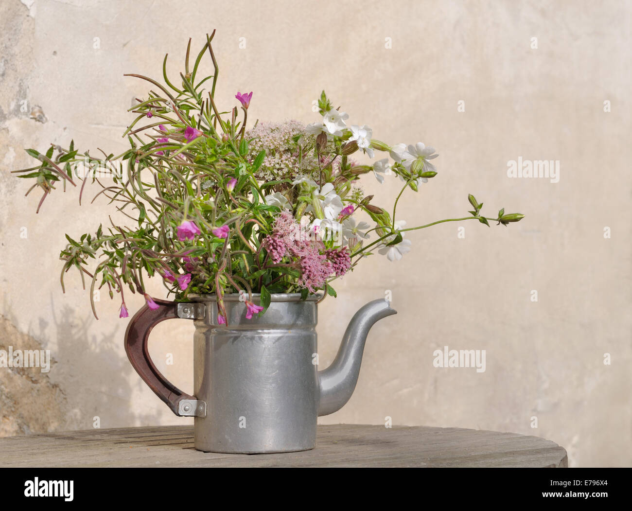 Bouquet von wilden Blumen in alte Teekanne Stockfoto