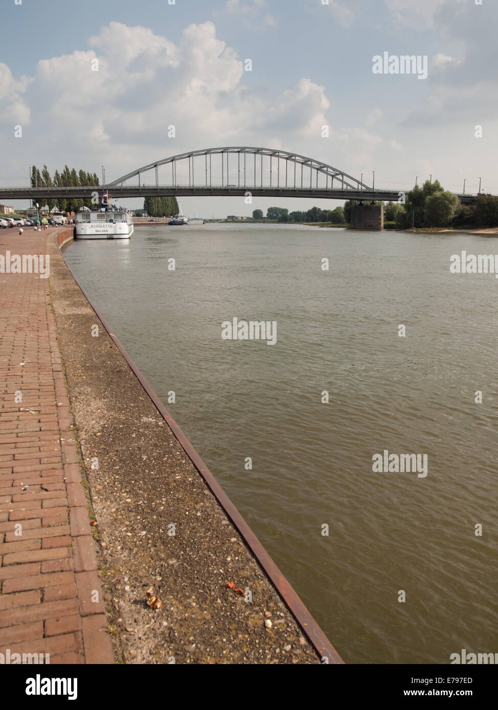 Von der nördlichen Ufer des Rheins betrachtet die John-Frost-Brücke über den Fluss Rhein bei Arnheim. Die Brücke war die Szene der hea Stockfoto