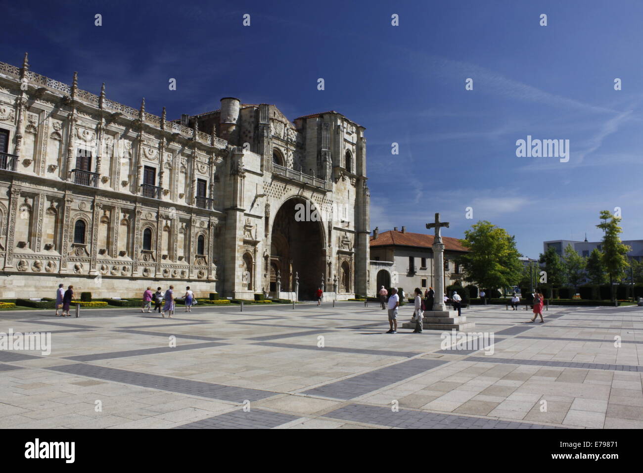 Platz und die Statue einer Pilgrimin Front von der Basilika San Isidoro, Straße nach St Jacques de Compostelle, Leon, Kastilien, Spanien Stockfoto