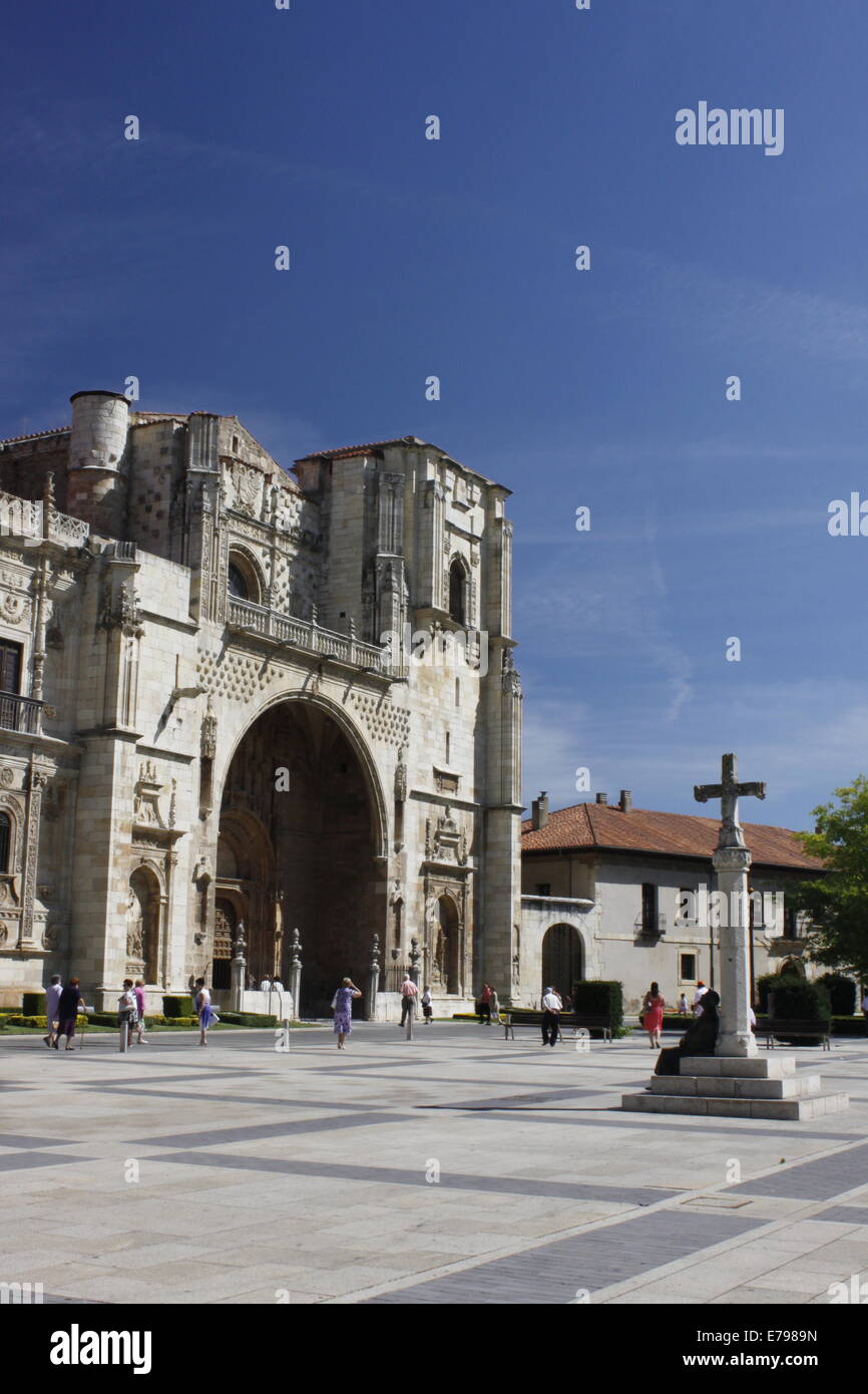 Platz und die Statue einer Pilgrimin Front von der Basilika San Isidoro, Straße nach St Jacques de Compostelle, Leon, Kastilien, Spanien Stockfoto