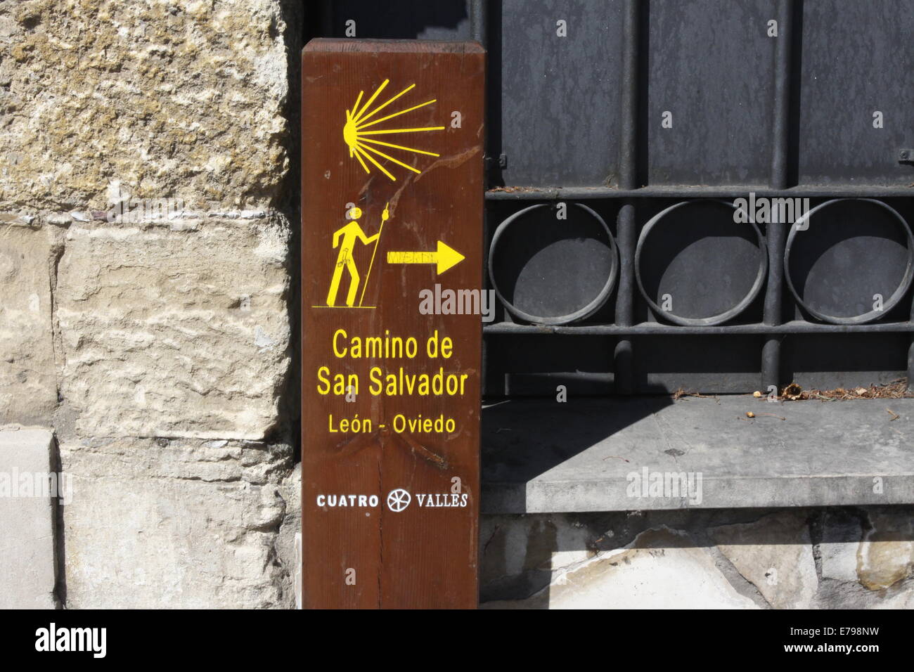 Panel für den Weg von St. Jacques de Compostella, Zentrum von León, Kastilien und Leon, Spanien. Stockfoto