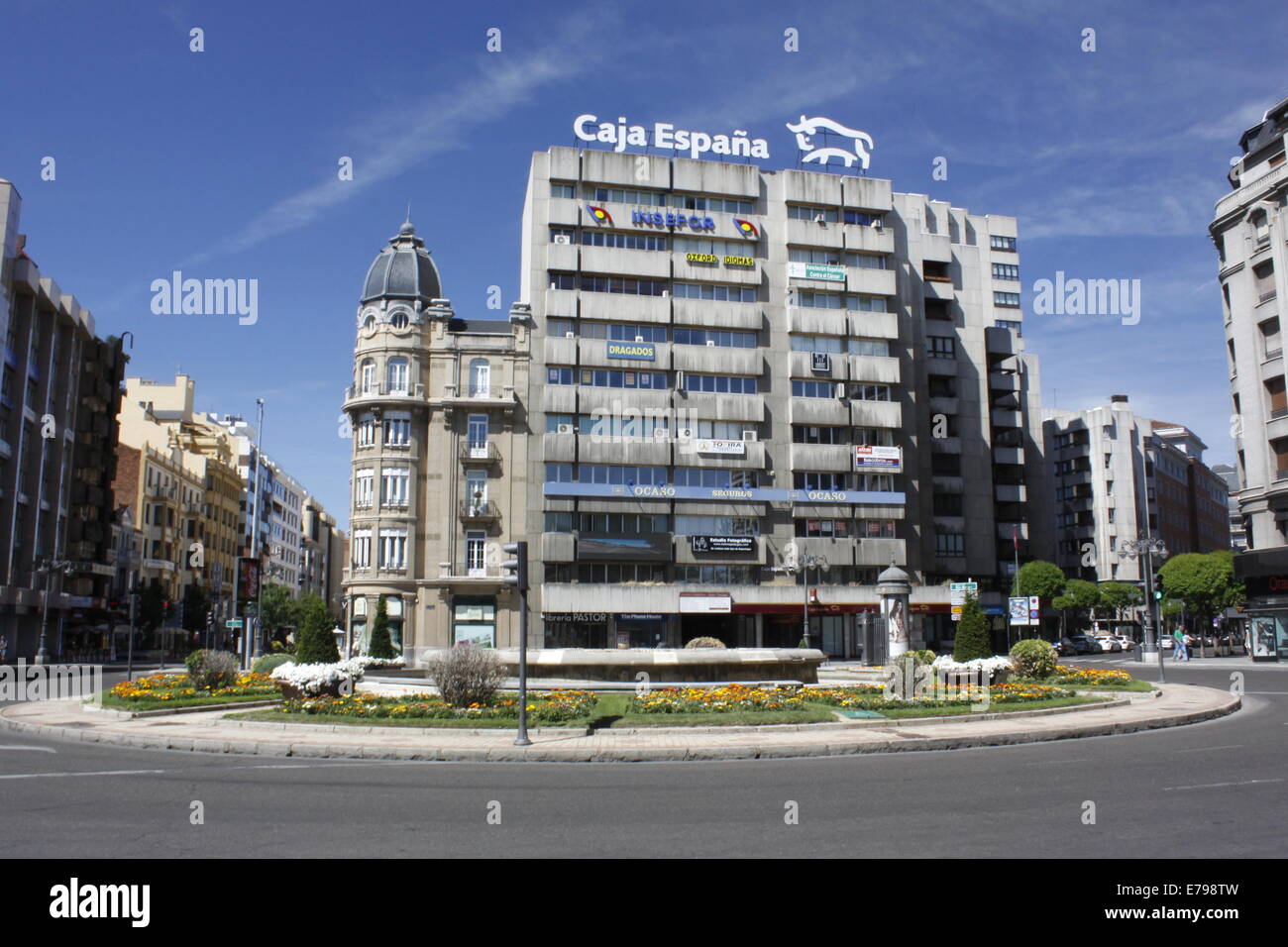 Kreisverkehr und Bank in der Stadt von Leon, Kastilien und Leon, Spanien. Stockfoto