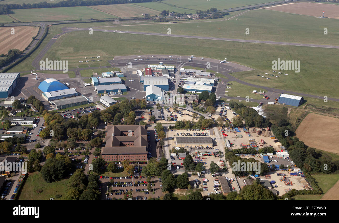 Luftaufnahme von Oxford Flughafen & Oxford Spires Business Park in Kidlington, Oxford, UK Stockfoto