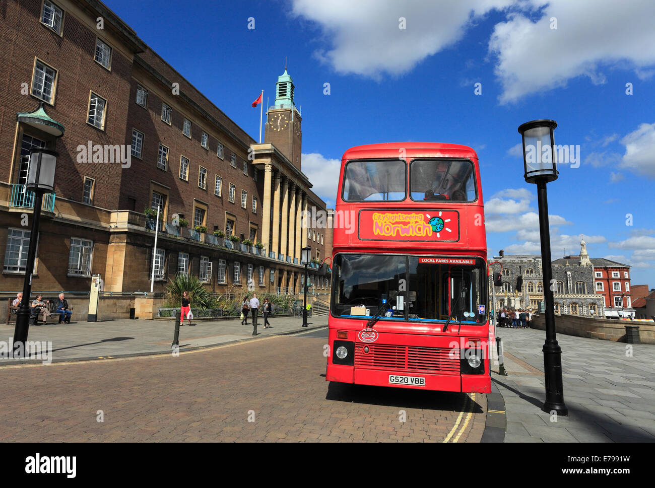 Rot, Doppeldecker-Sightseeing-Bus geparkt außerhalb Norwich City Hall, Norfolk, England, UK. Stockfoto