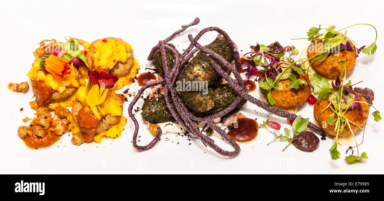 Brighton und Hove, UK. 9. September 2014. Brighton & Hove Essen und trinken Festival isst, Beats, Blätter, Terre a Terre - eine unglaubliche Safari von optischen und geschmacklichen vegetarischen Köstlichkeiten von Matty Bowling und das Team. 1. Kurs: brechen Brot heiß wohlig Kombu und was fertig Wakami Pulver Churros Strohhalme mit schwarzen Sesam Crush und weiße Miso Tahini Butter. Thai Dampf Topf Brot vollgestopft mit Kalk Blätter Galanga und Koriander Wurzel mit Kichererbsen knusprig und grüne Mango Palm Top-Salsa serviert. Bildnachweis: Julia Claxton/Alamy Live-Nachrichten Stockfoto