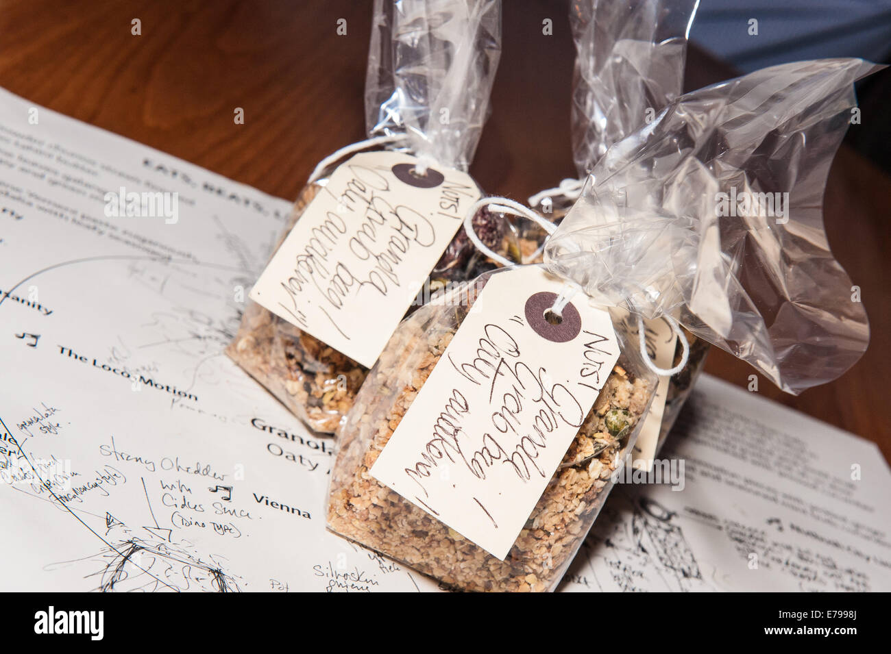 Brighton und Hove, UK. 9. September 2014. Abendessen endet mit einem Frühstück zum mitnehmen zu gehen - Müsli-Grab-Bag - Oaty Erwecker. Brighton & Hove Essen und trinken Festival isst, Beats, Blätter, Terre a Terre - eine unglaubliche Safari von optischen und geschmacklichen vegetarischen Köstlichkeiten von Matty Bowling und das Team. -Müsli-Grab-Bag - Oaty Erwecker gehen. Bildnachweis: Julia Claxton/Alamy Live-Nachrichten Stockfoto