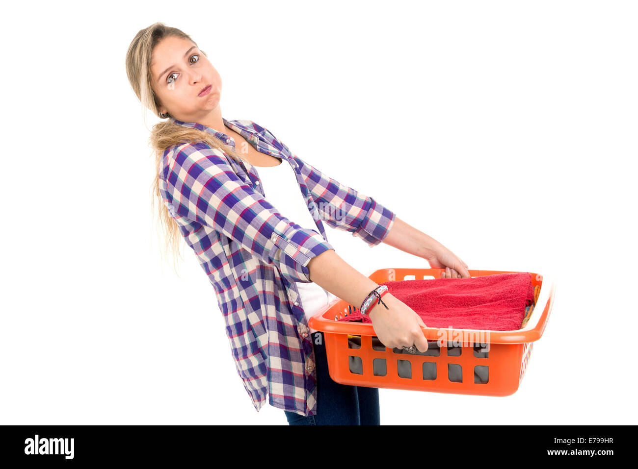 Müde junge Frau, die Wäsche zu Hause Stockfoto