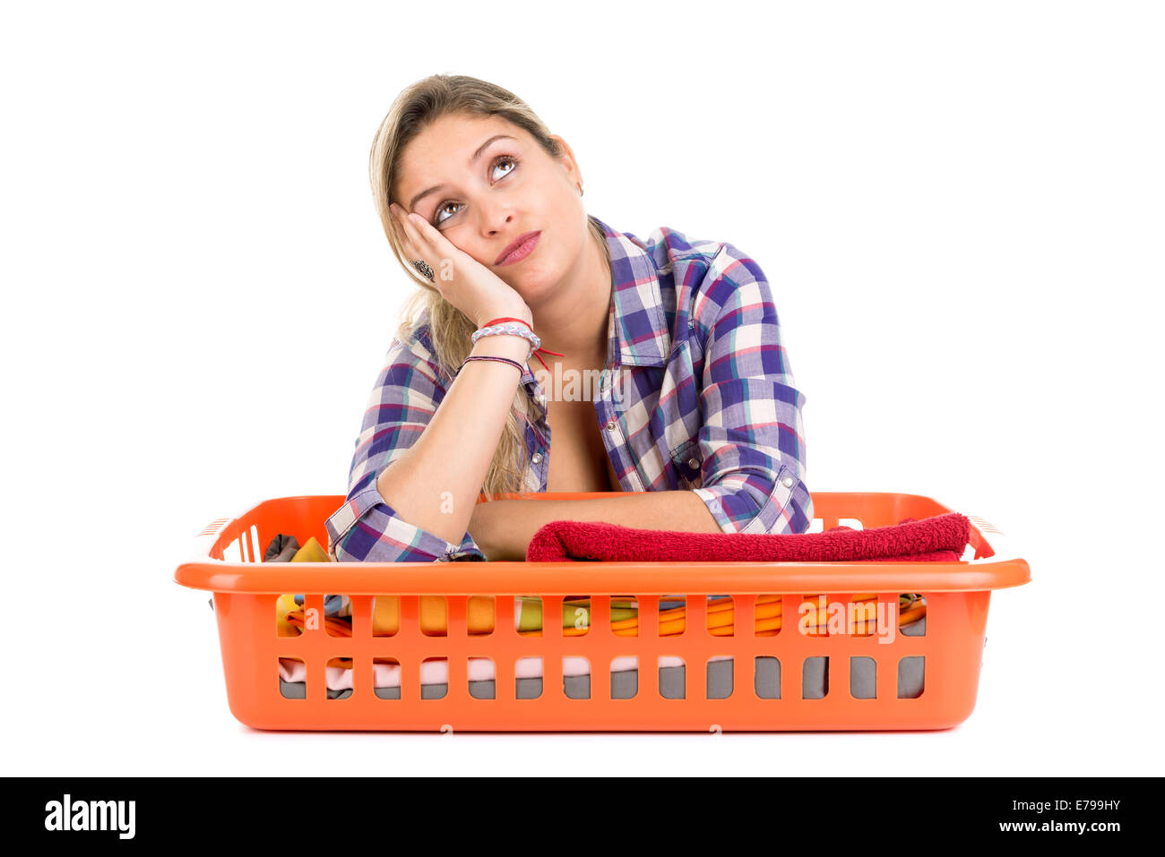 Müde junge Frau, die Wäsche zu Hause Stockfoto