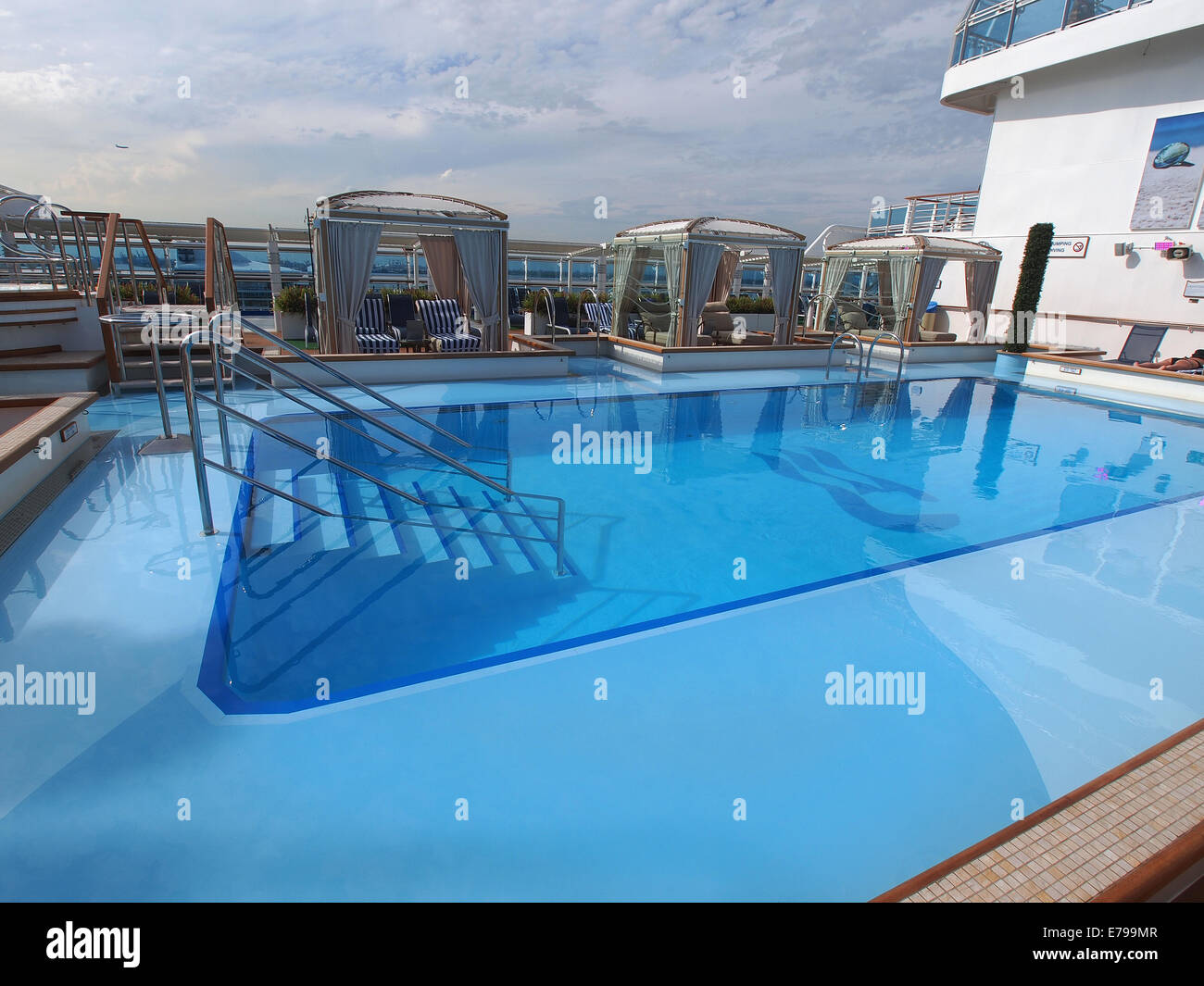 Blick auf dem Kreuzfahrt Schiffsdeck mit luxuriösen Pool und Spa Bereich Stockfoto