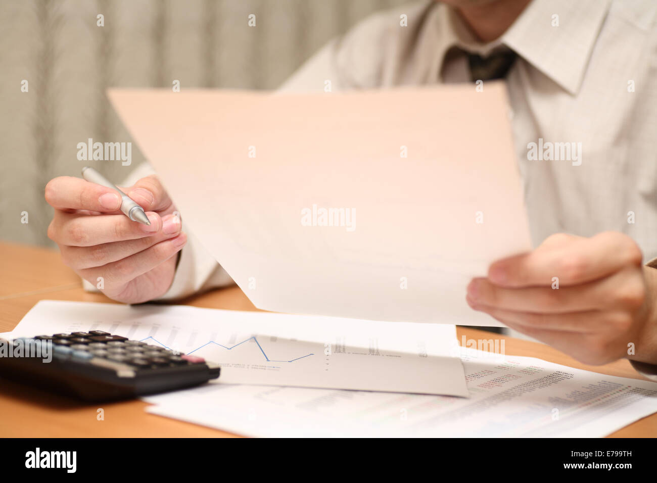 Geschäftsmann Anzeige Abschlüsse. Geringe Schärfentiefe. Konzentrieren Sie sich auf Seite und Stift. Close-up. Stockfoto