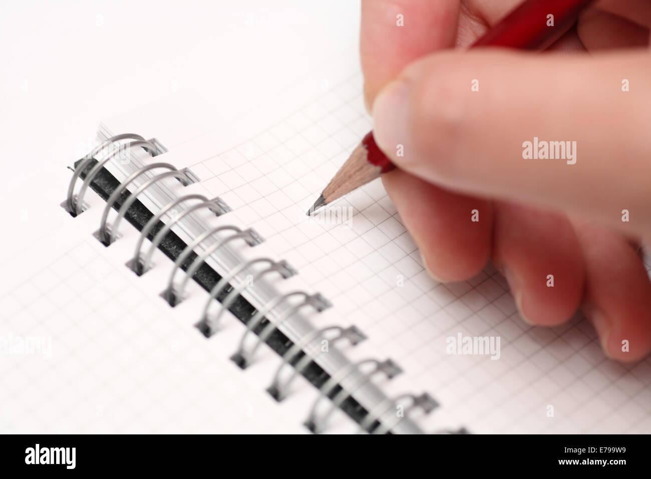 Schreiben auf Notizblock mit Bleistift. Close-up. Stockfoto