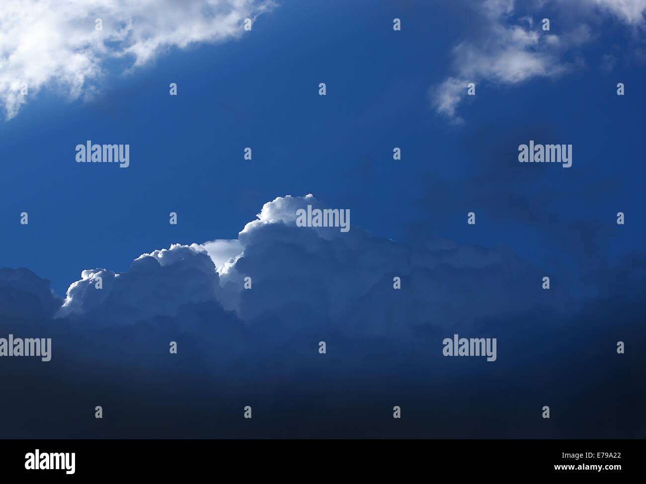 Dunkel blau Gewitterwolke mit kleinen weißen Wolke Rand Stockfoto