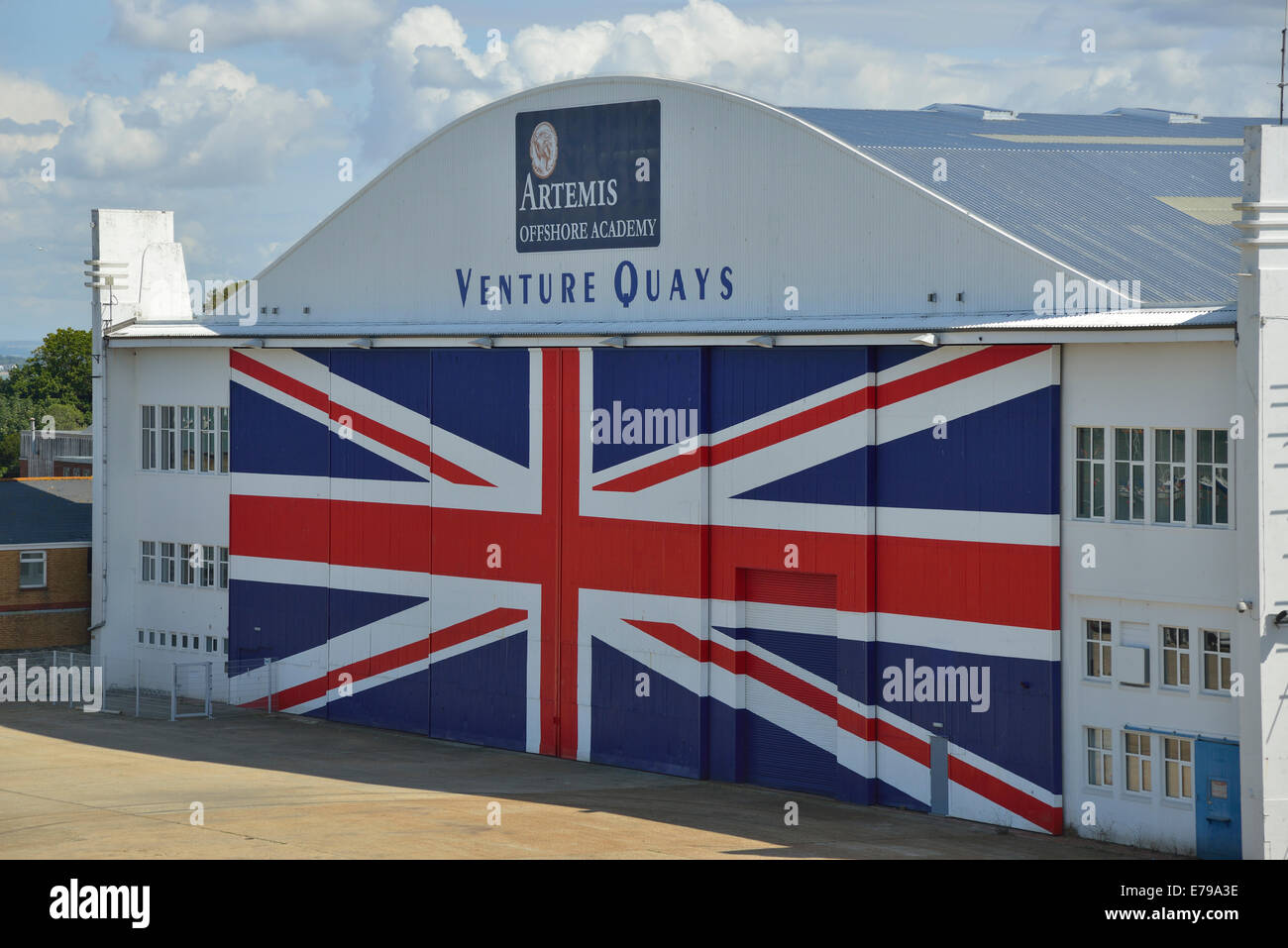 Venture Quays, East Cowes, Isle of Wight, Hampshire, England, Großbritannien mit großem Union Jack auf der Vorderseite des Gebäudes Stockfoto