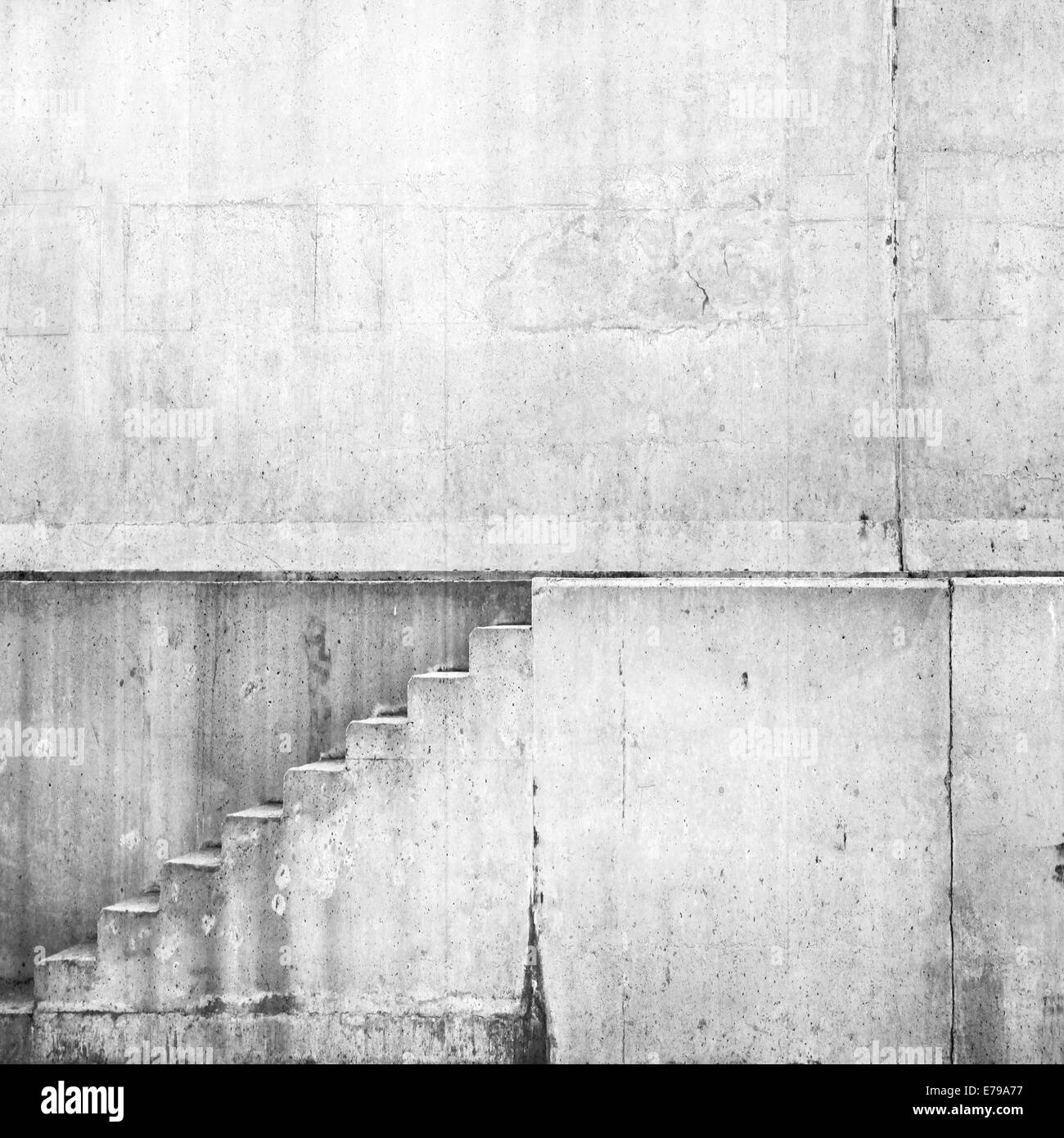 Beton innen weiß mit Treppe an der Wand Stockfoto