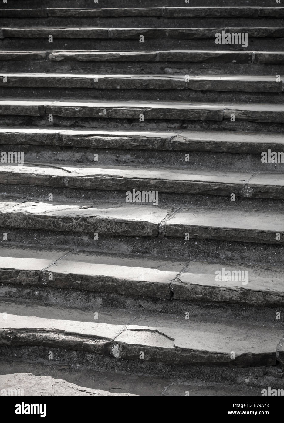 Vertikale Foto von dunklen Steintreppe steigt Stockfoto