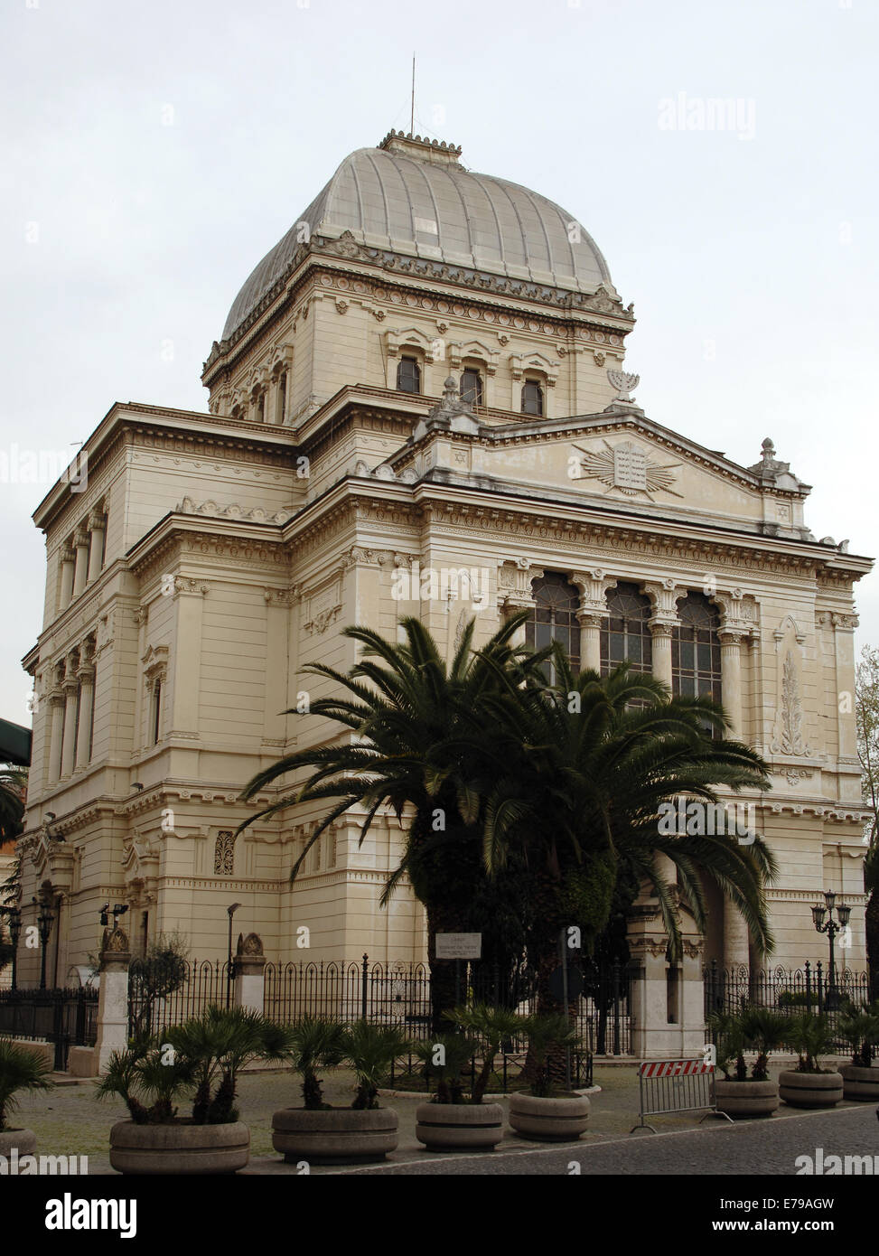 Italien. Rom. Große Synagoge von Rom, 1901-1904. Von Vincenzo Costa und Osvaldo Armanni gebaut. Eklektischen Stil. Von außen. Stockfoto