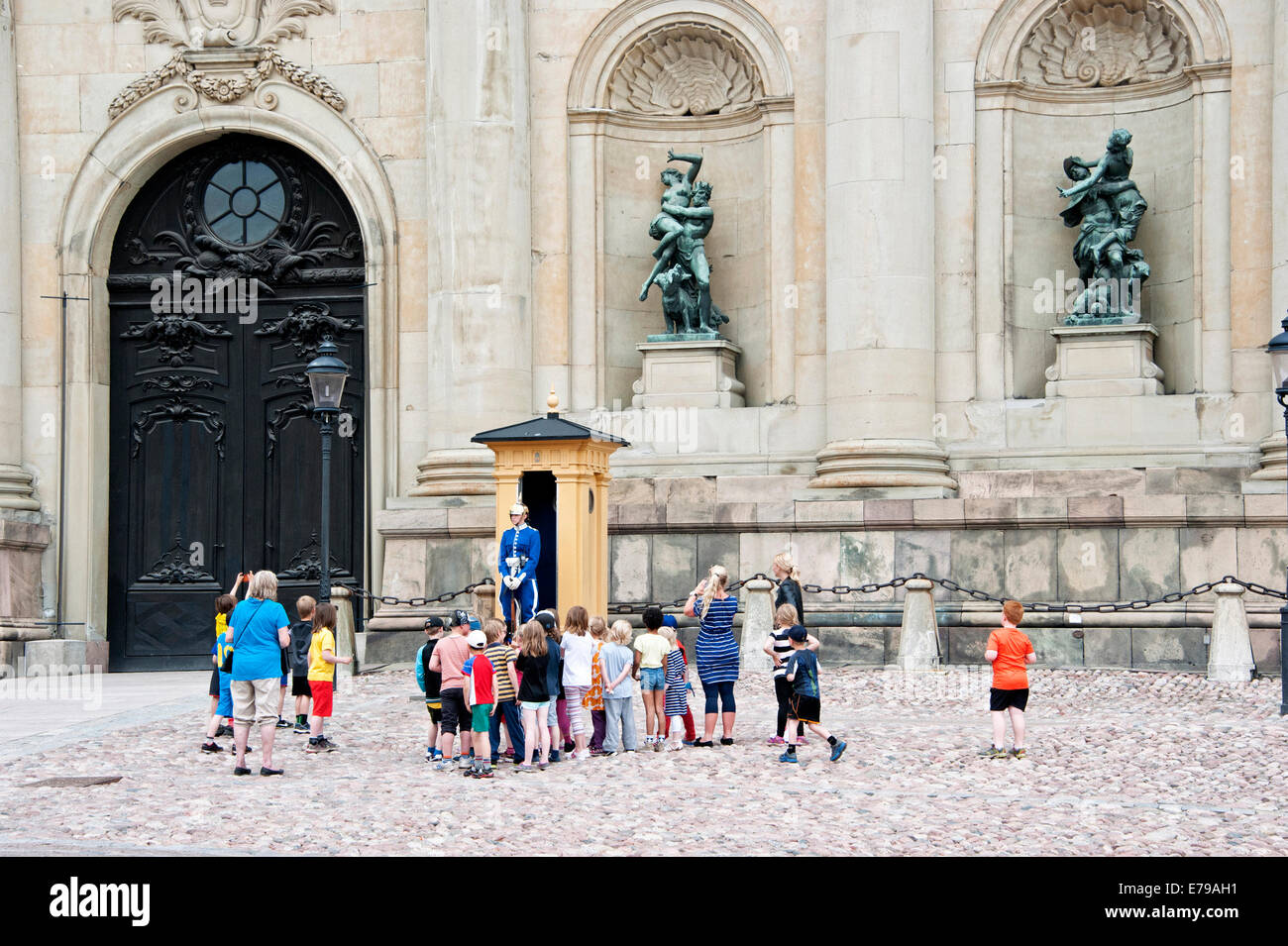 Kinder suchen auf Wache vor Kungliga Slottet, Palast in der Altstadt Gamla Stan, Stockholm; Stockfoto