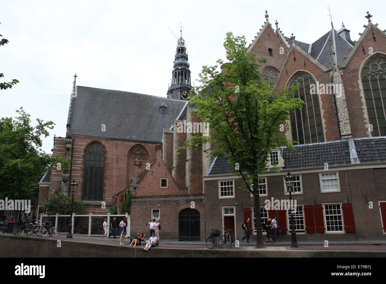 Mittelalterliche Oude Kerk (alte Kirche, 1306), der ältesten verbleibenden Kirche in Amsterdam, The Netherlands am OZ Voorburgwal Kanal Stockfoto