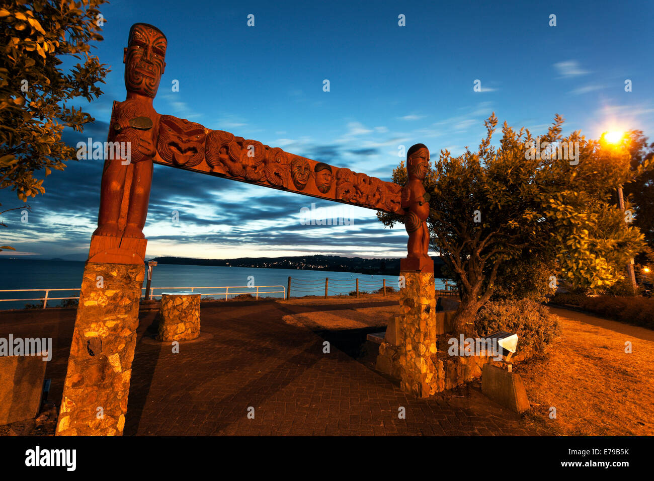 Sonnenuntergang in Taupo, Neuseeland - Lake Taupo im Hintergrund Stockfoto