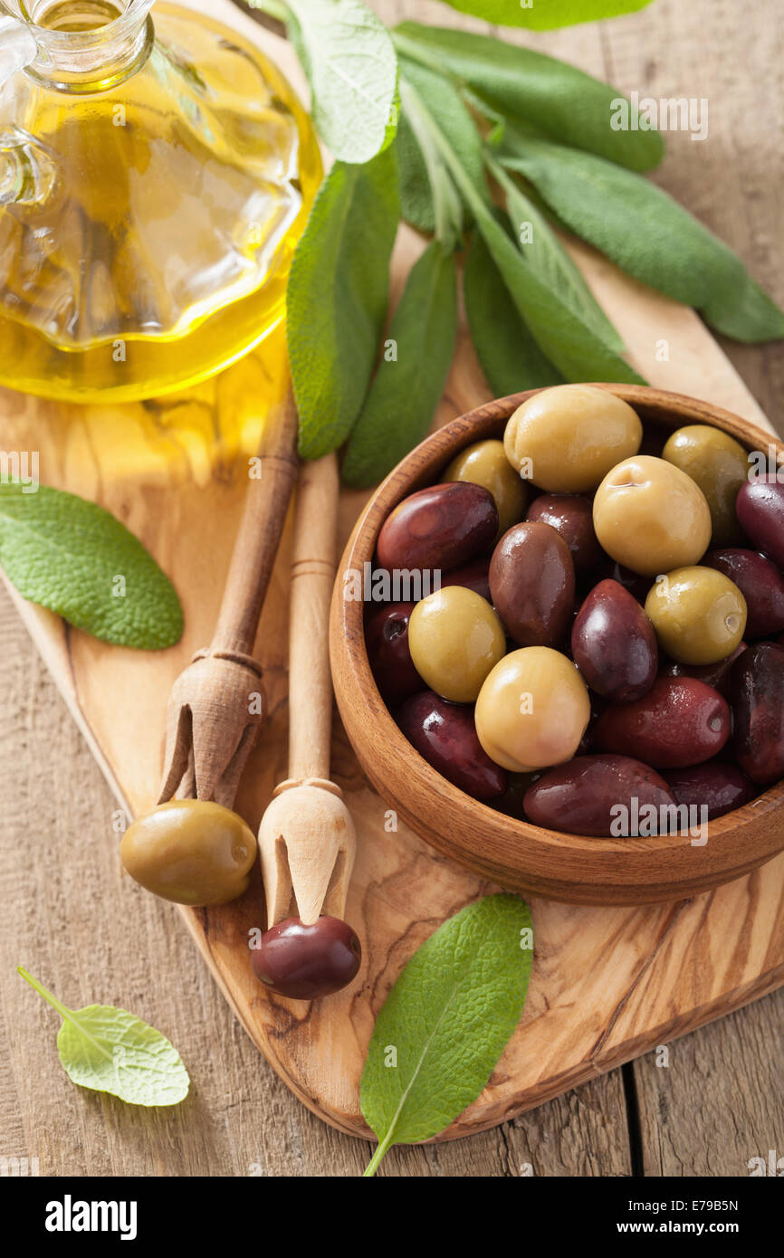 schwarze und grüne marinierte Oliven Öl Salbeiblatt Stockfoto