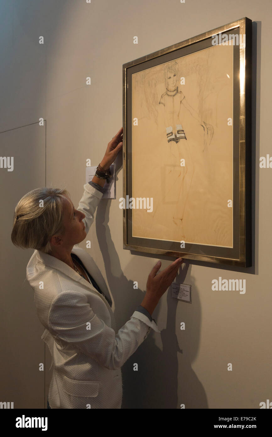 London, UK. 10. September 2014. Galerie-Regisseurin Connie Gray mit der Abbildung Jardin des Modes von Gustav Falk. Gray Friseurin führende Spezialisten für Fashion Illustration halten eine Verkaufsausstellung von original Mode Illustrationsfrom Post Krieg 1940er Jahren bis zu den 1970er Jahren mit Entwürfen von Barbara Hulanicki von BIBA, Zandra Rhodes und David Sassoon. Die Ausstellung läuft vom 11. bis 16 September in der Galerie 8 und deckt sich mit der London Fashion Week. Bildnachweis: Nick Savage/Alamy Live-Nachrichten Stockfoto