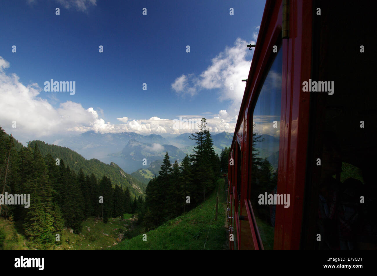 Aufsteigend dem Pilatus entlang die weltweit steilste Zahnradbahn Eisenbahn Stockfoto