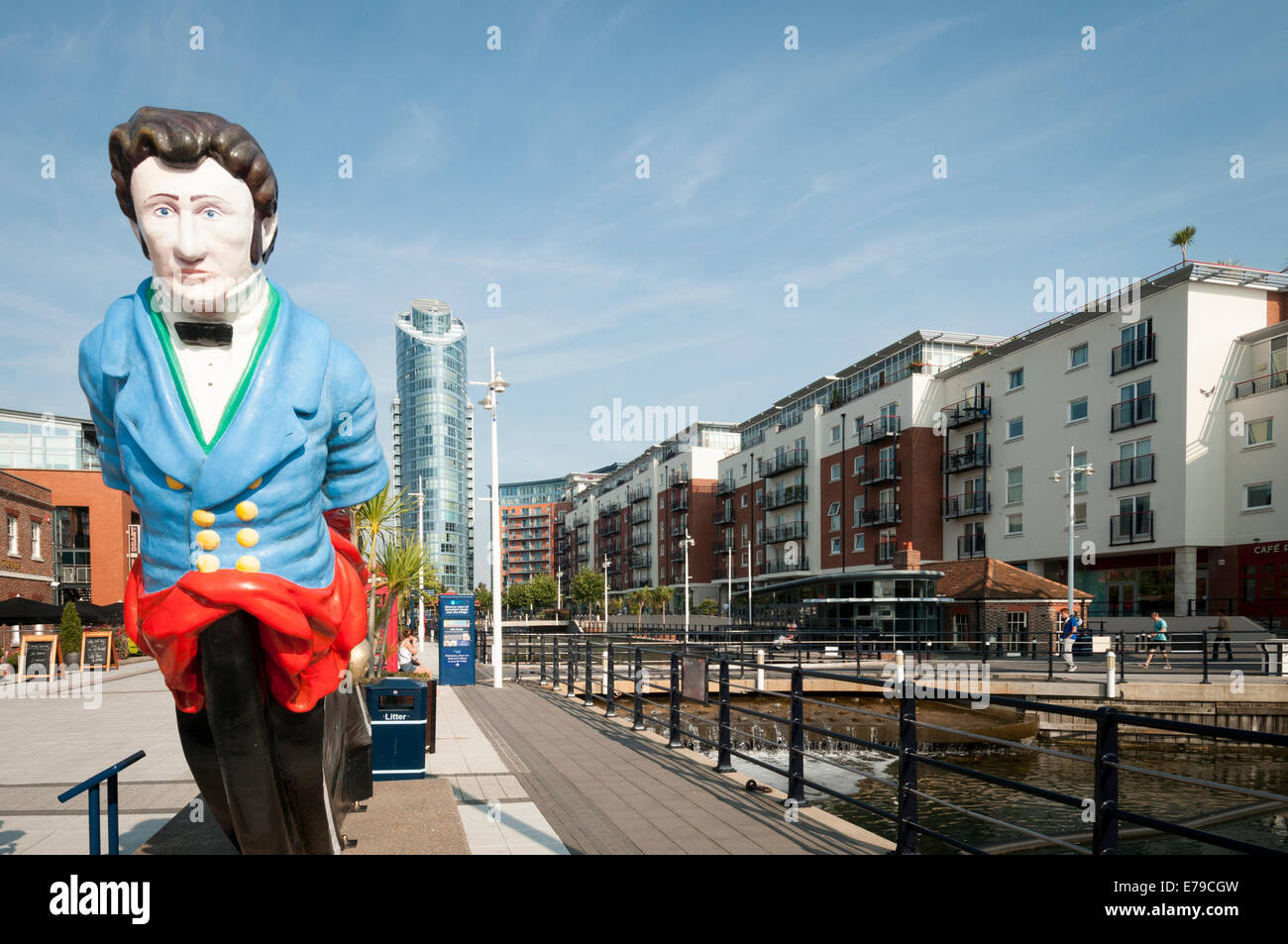 Gunwharf Quays in Portsmouth (Hampshire) England mit Galionsfigur des Schiffes von HMS Vernon Stockfoto