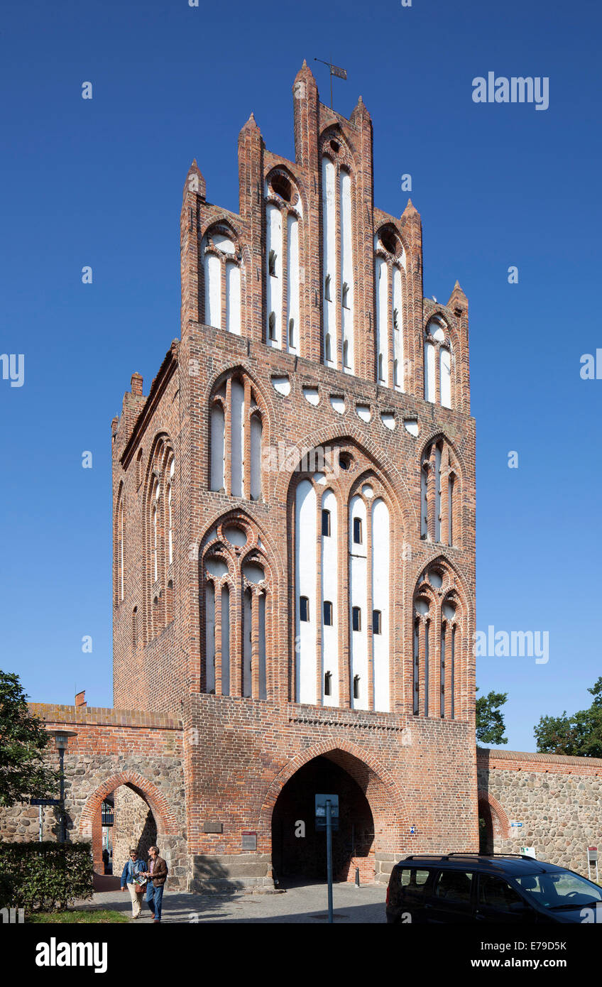 treptower-tor-u-ere-tor-stadttor-der-mittelalterlichen-befestigungen