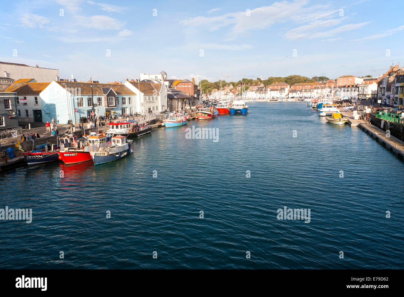 Bunte Fischerboote im Hafen von Weymouth, Dorset, England Stockfoto