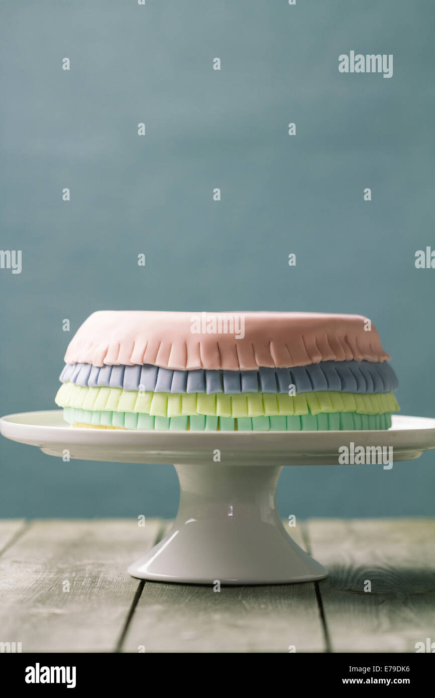 Serie auf Pinata Kuchen, eine Feier Kuchen mit einem versteckten Vorrat an Süßigkeiten im Inneren. Stockfoto