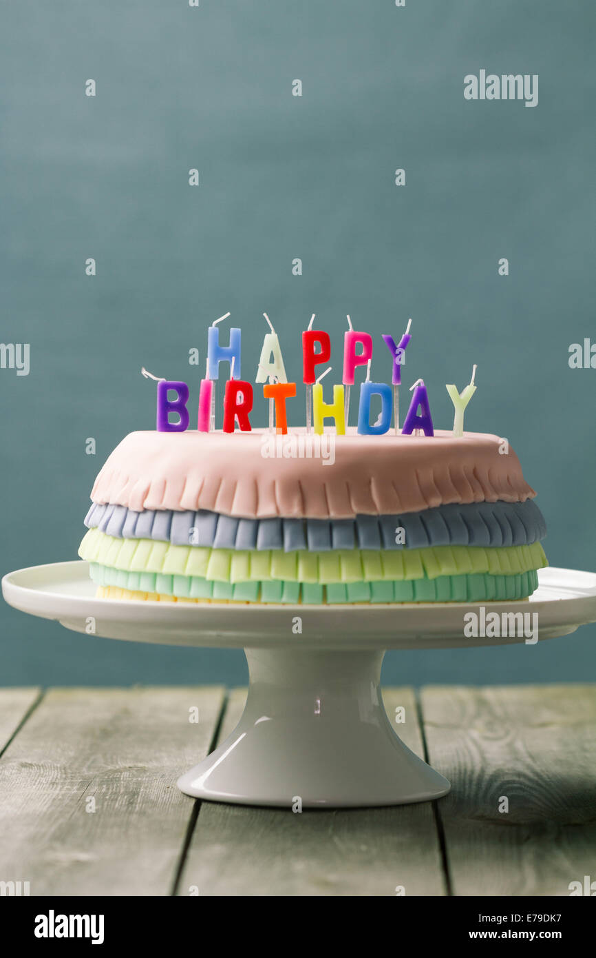 Serie auf Pinata Kuchen, eine Feier Kuchen mit einem versteckten Vorrat an Süßigkeiten im Inneren. Stockfoto