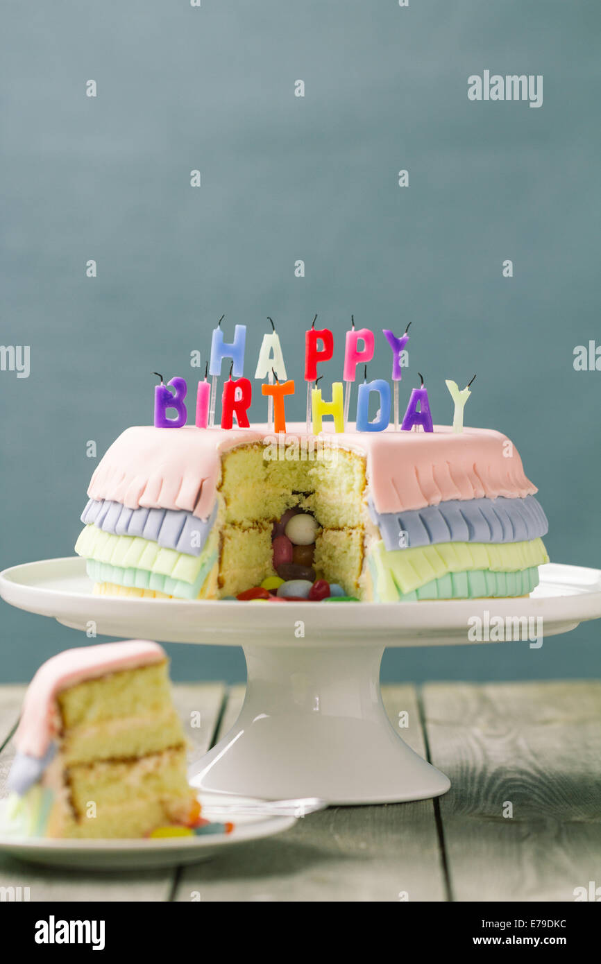 Serie auf Pinata Kuchen, eine Feier Kuchen mit einem versteckten Vorrat an Süßigkeiten im Inneren. Stockfoto