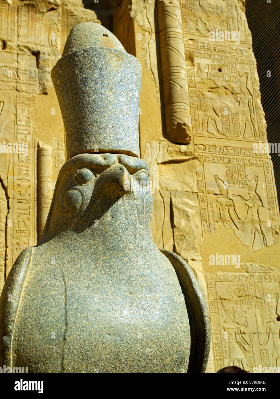 Eine FalconStatue im Horus Tempel von Edfu Stockfotografie Alamy