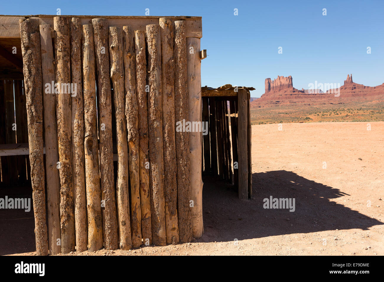 Hütte in der Wüste gebaut aus grob geschnittenen Holzplanken in Utah Stockfoto