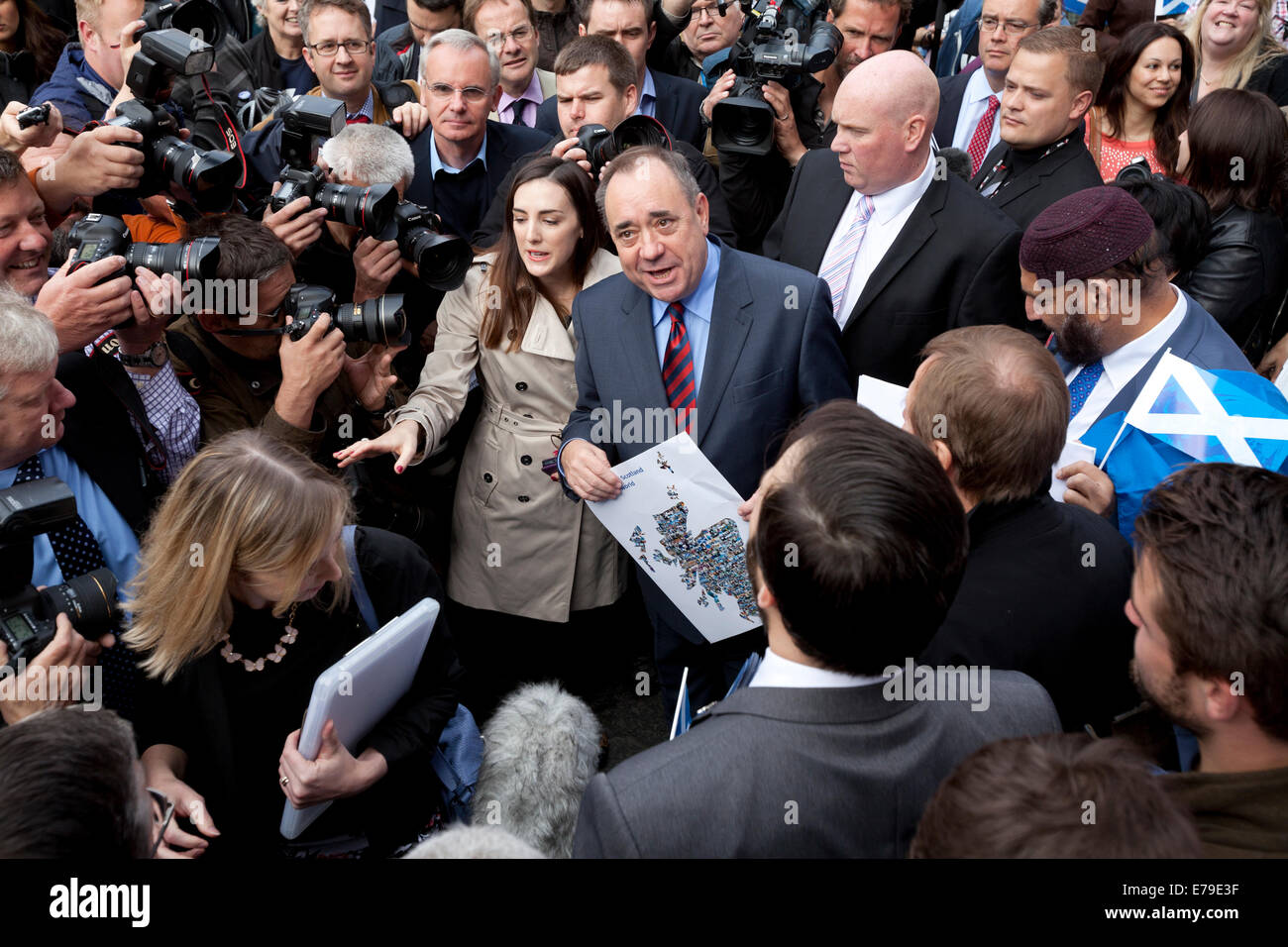 Edinburgh, Schottland. 9. September 2014. Erste Minister Alex Salmond trifft sich mit Schotten und andere europäische Bürger Unionsbürgerschaft zu feiern und "Schottlands weiter EU-Mitgliedschaft mit einem Ja-Stimmen". Alex Salmond spricht Menschen an der Veranstaltung. Edinburgh, Schottland. 9. September 2014 Kredit: GARY DOAK/Alamy Live-Nachrichten Stockfoto