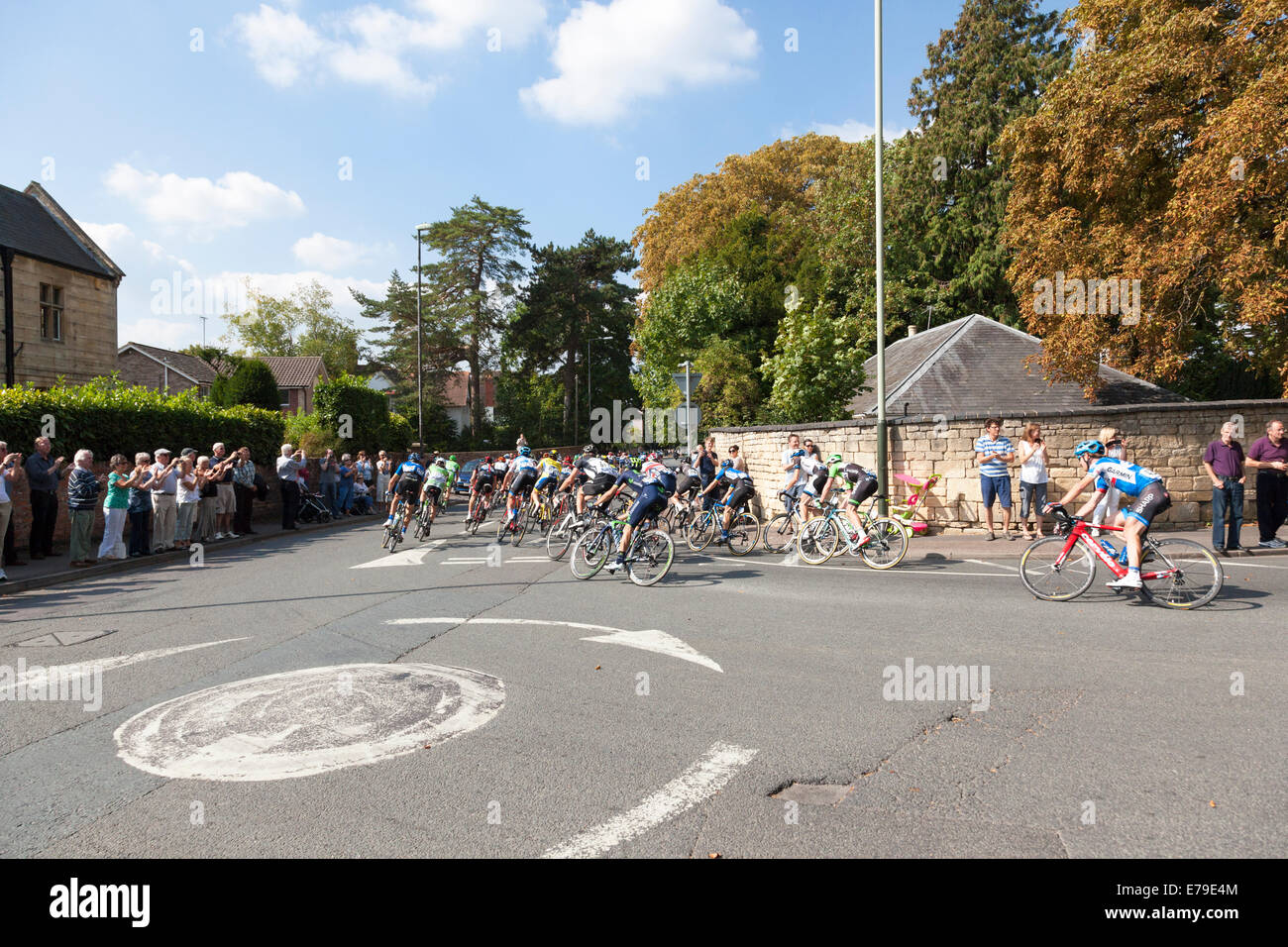 Cheltenham, Vereinigtes Königreich. 10. September 2014. Radfahrer fahren die Tour of Britain Radrennen Prestbury, Cheltenham 10. September 2014 auf der Durchreise. Gloucestershire. Worcester, Bristol Stufe 4. Bildnachweis: David Dorey/Alamy Live-Nachrichten Stockfoto