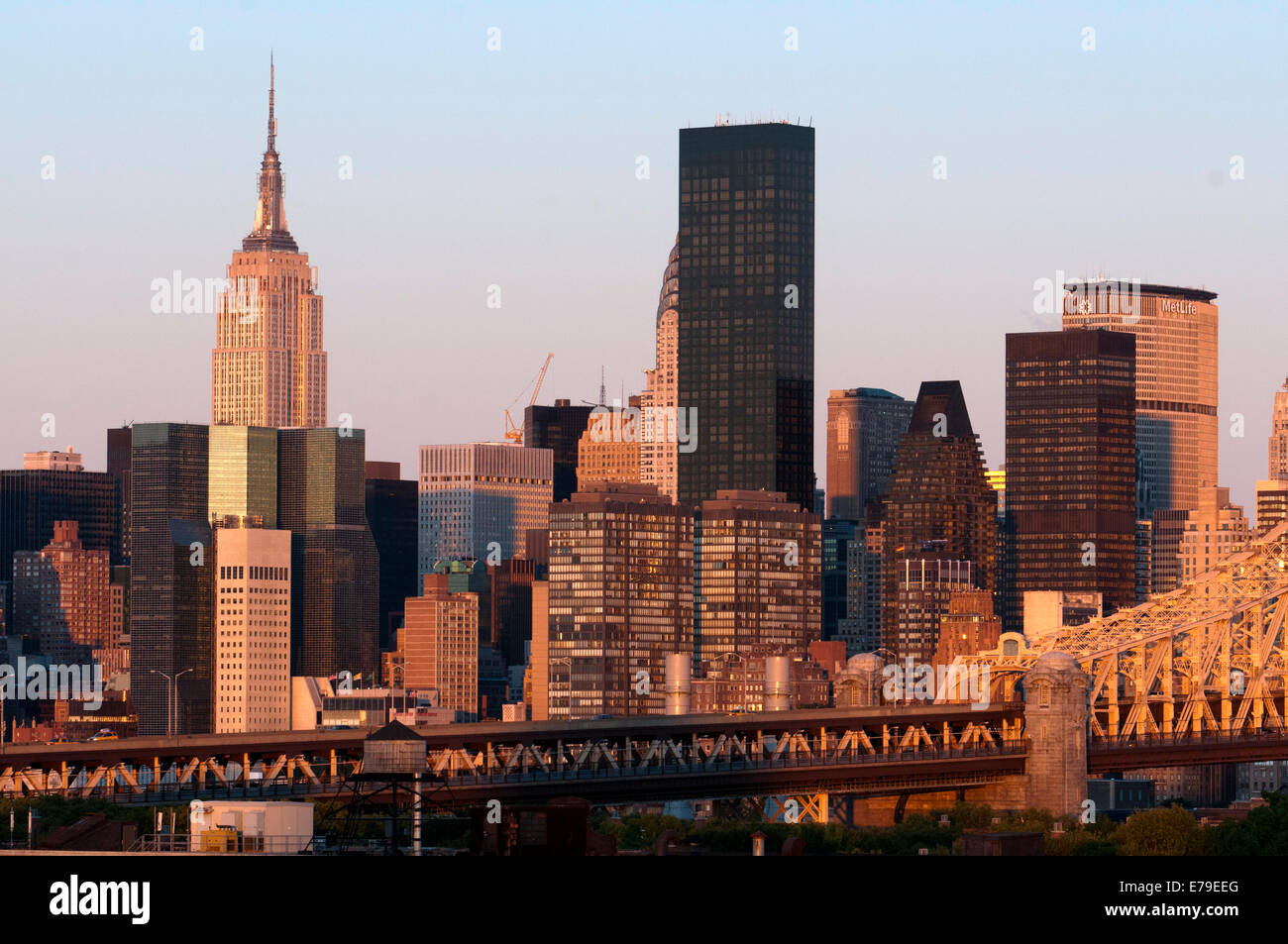 USA, New York, Queensboro Bridge, die Skyline von Manhattan aus Queens - beleuchtet im Morgengrauen betrachtet. Blick auf die Queensboro Bridge her Stockfoto