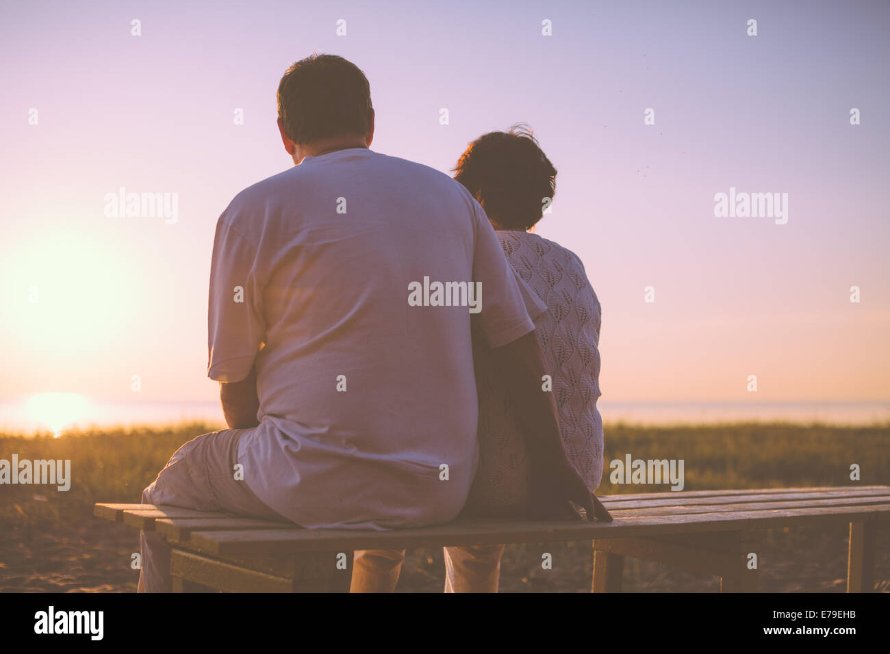 Älteres Paar gemeinsam den Sonnenuntergang genießen Stockfoto