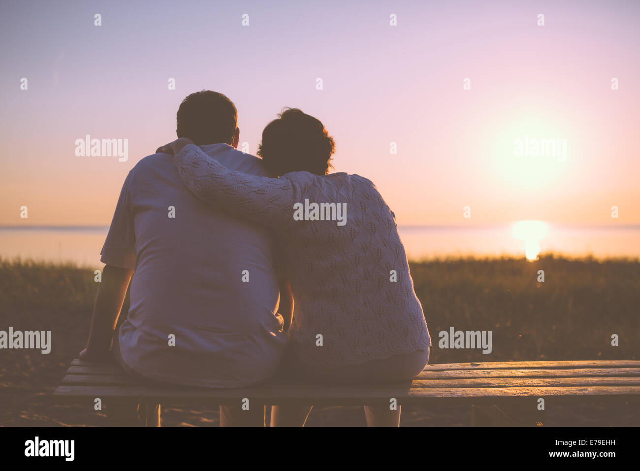 Älteres Paar gemeinsam den Sonnenuntergang genießen Stockfoto